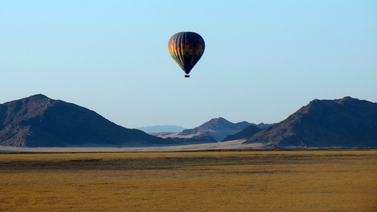 Heissluftballon &uuml;ber der Namib